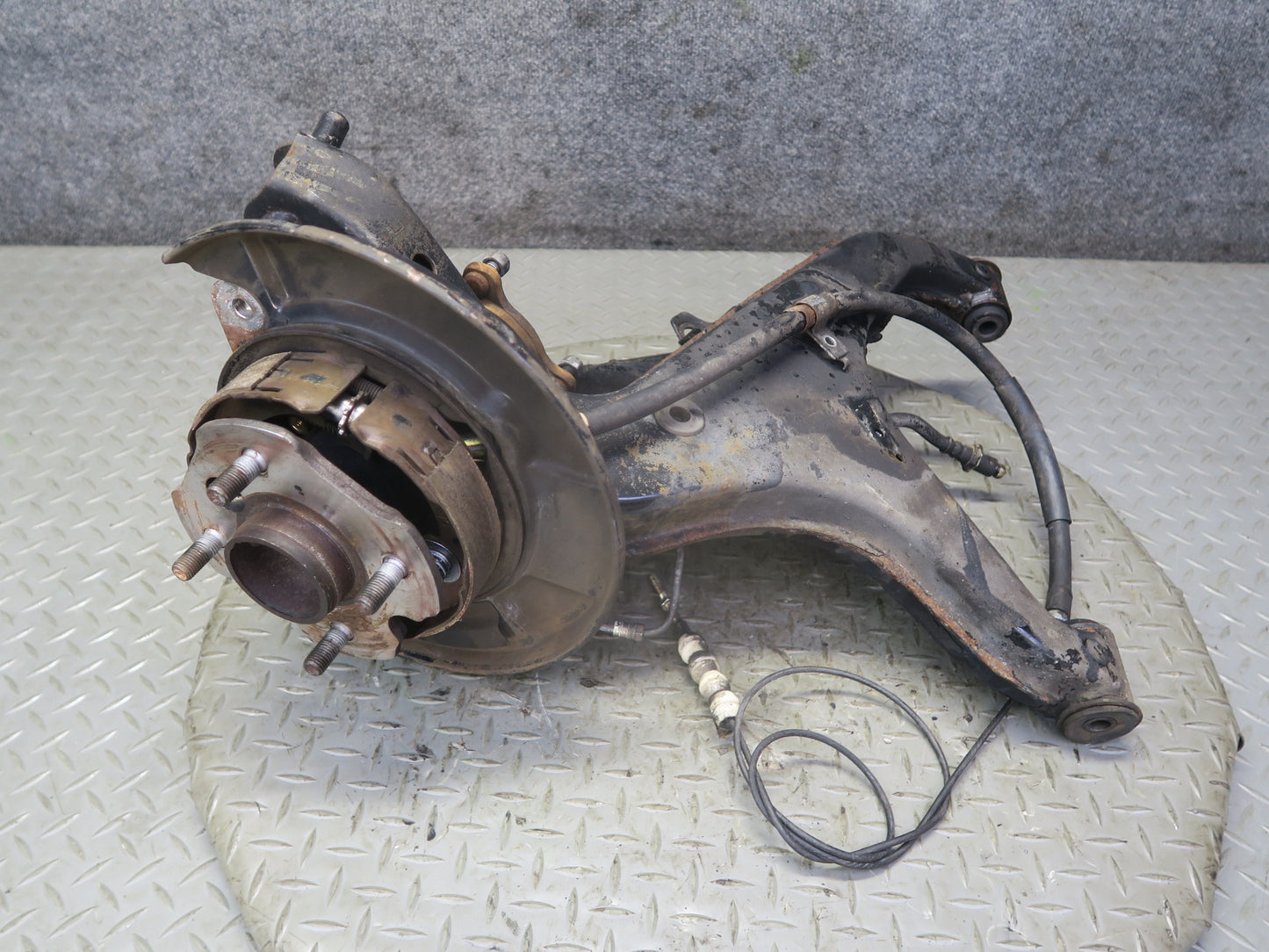 84-88 Toyota Cressida MX73 Rear Left Trailing Arm Wheel Hub Spindle Knuckle OEM