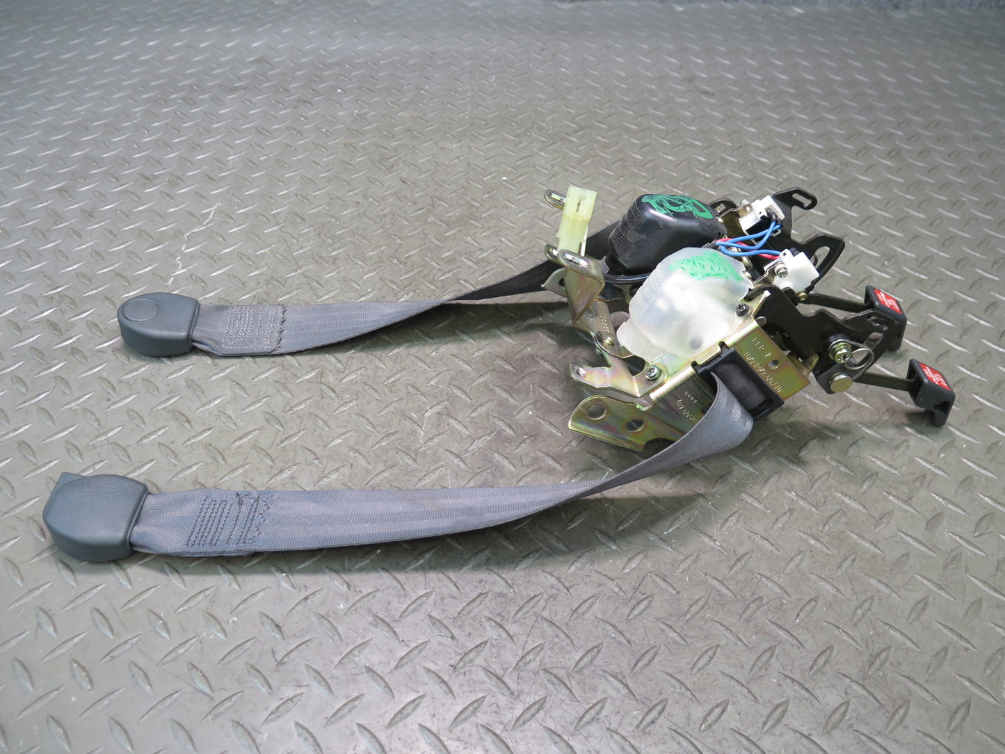 84-86 TOYOTA CRESSIDA MX73 FRONT LEFT RIGHT SEATBELT RETRACTORS & SEATBELT BUCKLE SET OEM