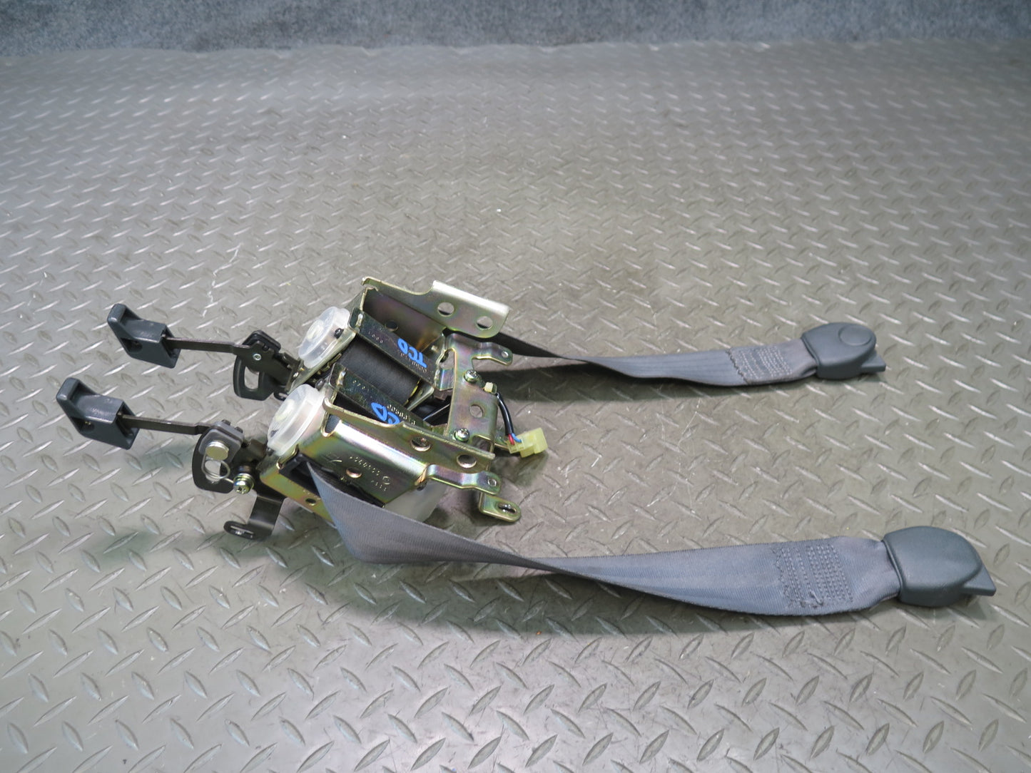 84-86 TOYOTA CRESSIDA MX73 FRONT LEFT RIGHT SEATBELT RETRACTORS & SEATBELT BUCKLE SET OEM