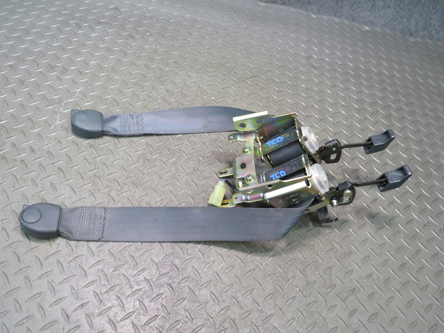84-86 TOYOTA CRESSIDA MX73 FRONT LEFT RIGHT SEATBELT RETRACTORS & SEATBELT BUCKLE SET OEM