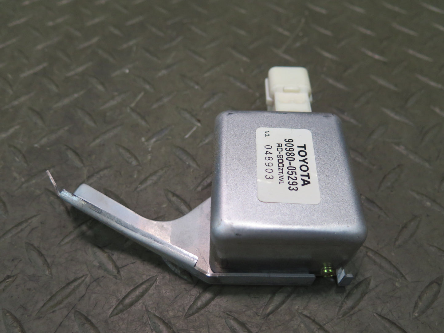 95-97 Toyota Celsior UCF20 RHD Radio Noise Filter 90980-05293 OEM