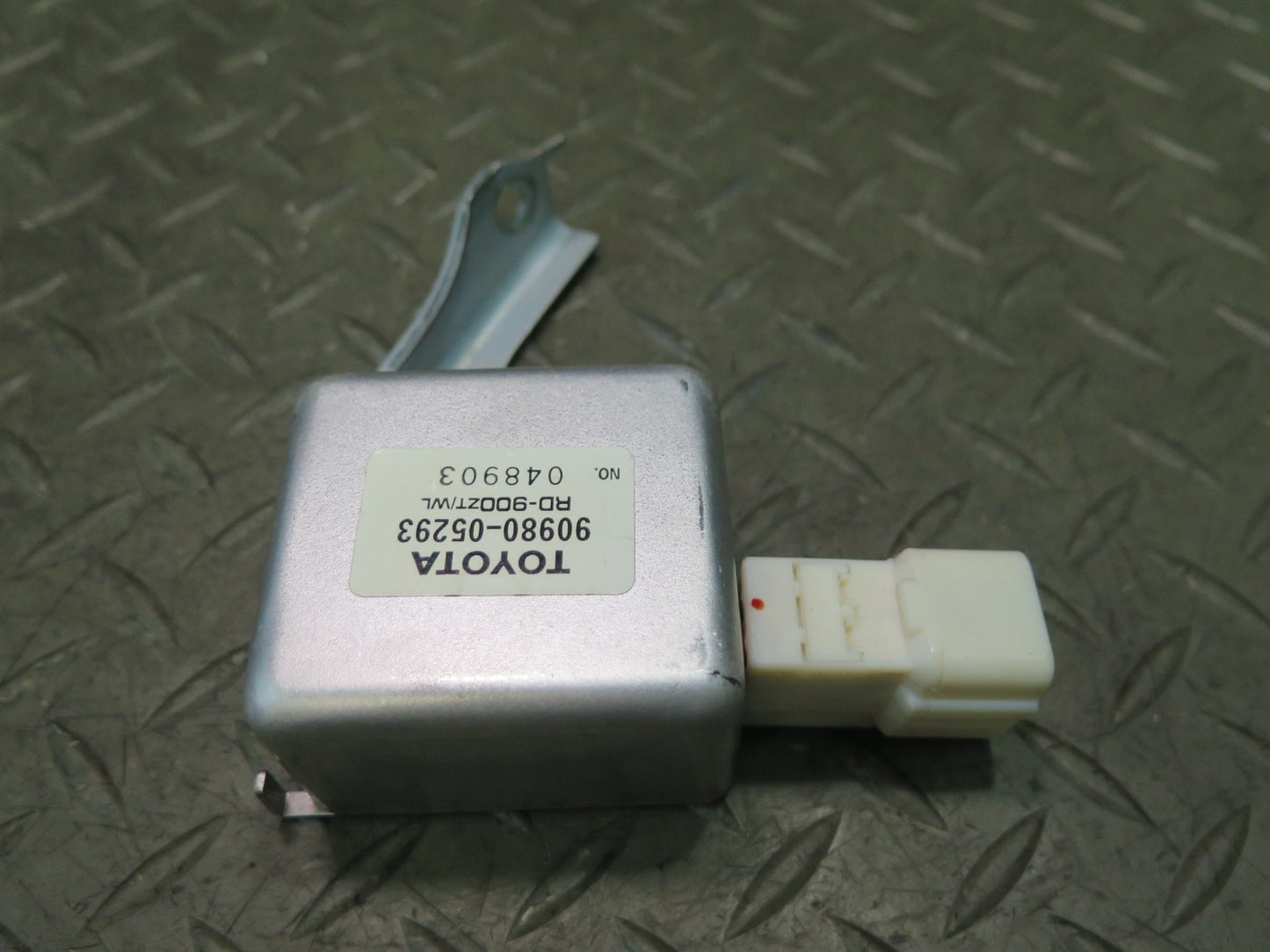 95-97 Toyota Celsior UCF20 RHD Radio Noise Filter 90980-05293 OEM