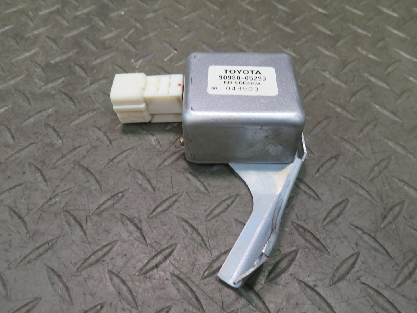 95-97 Toyota Celsior UCF20 RHD Radio Noise Filter 90980-05293 OEM