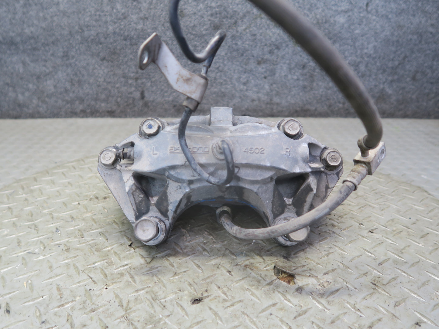 09-12 Nissan Z34 370Z Front Left & Right Sport Brake Caliper Set Akebono OEM