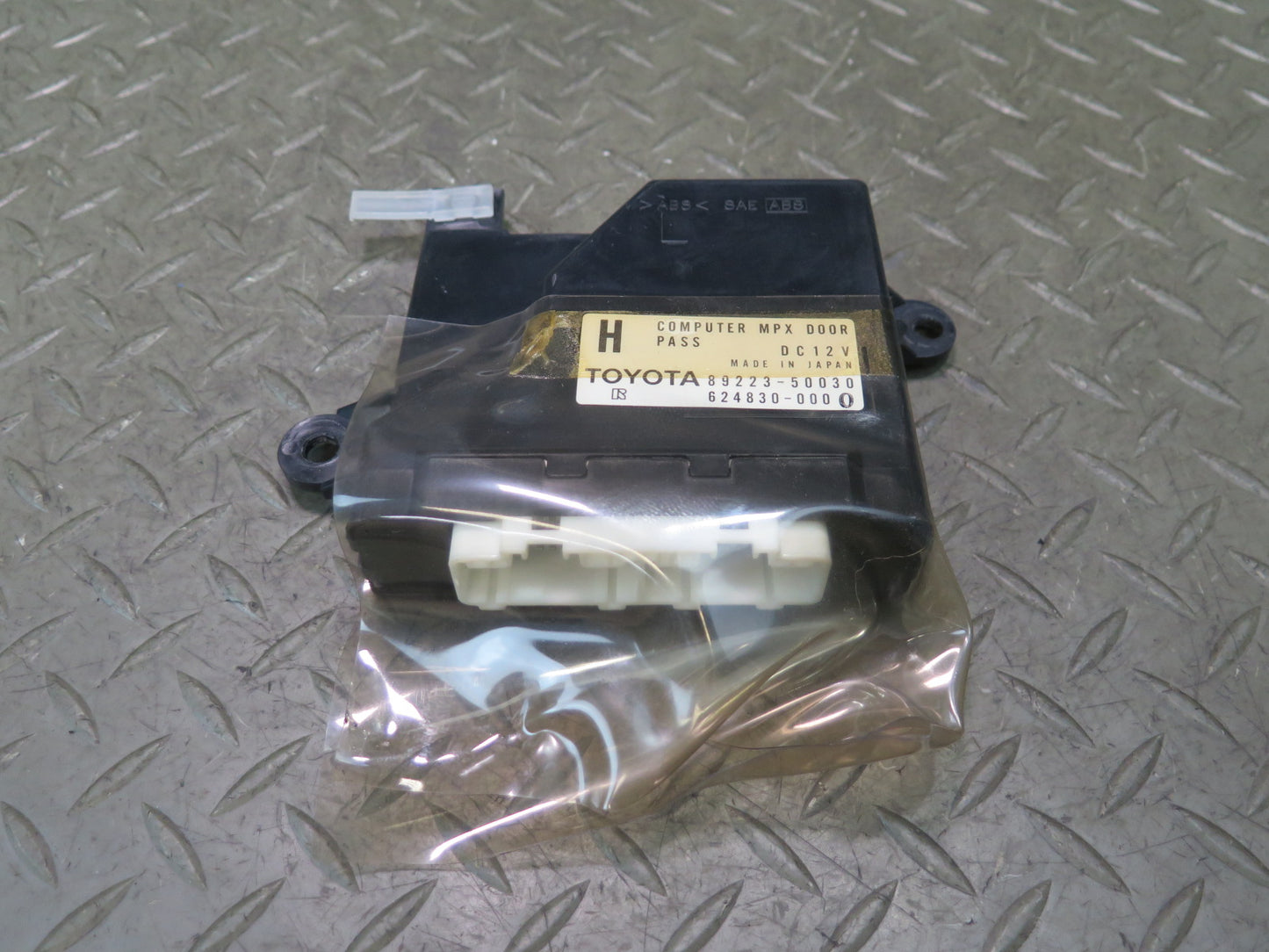 95-97 Toyota Celsior UCF20 RHD Front Left Door Control Module 89223-50030 OEM