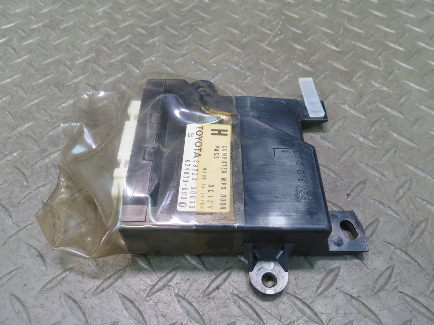 95-97 Toyota Celsior UCF20 RHD Front Left Door Control Module 89223-50030 OEM