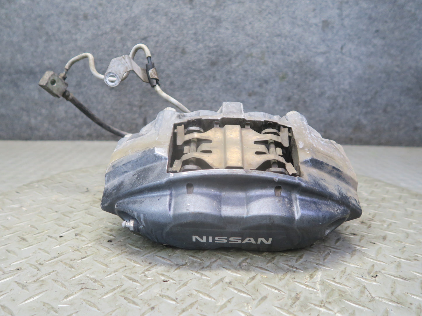 09-12 Nissan Z34 370Z Front Left & Right Sport Brake Caliper Set Akebono OEM