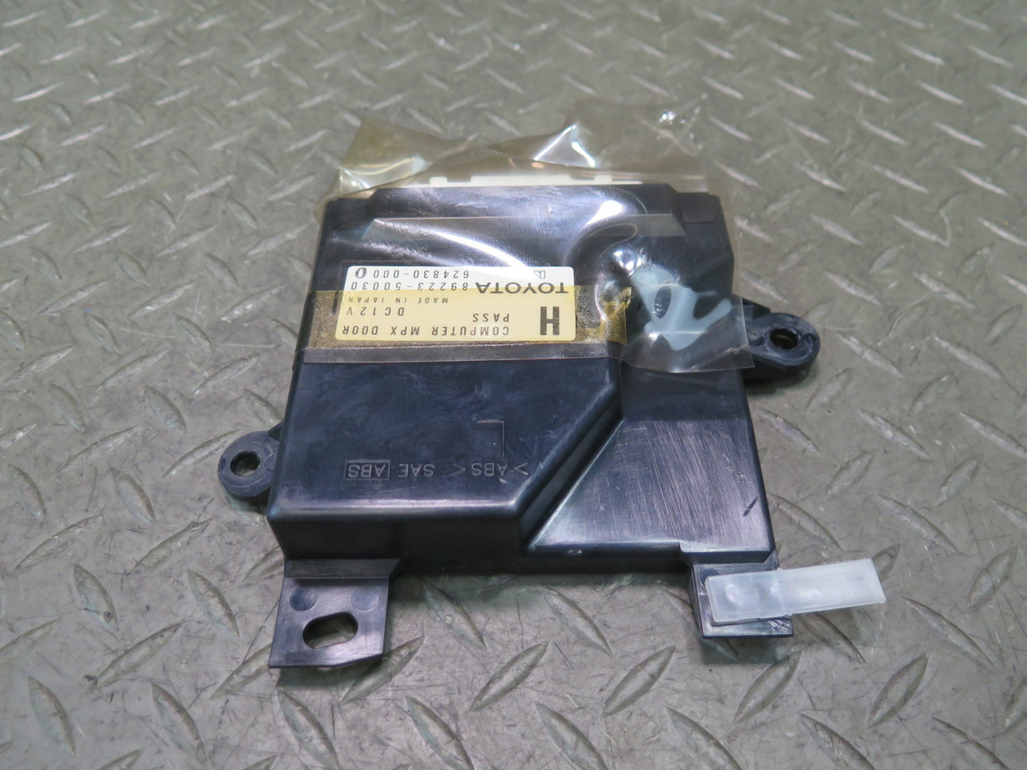 95-97 Toyota Celsior UCF20 RHD Front Left Door Control Module 89223-50030 OEM