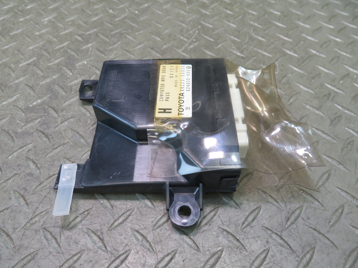 95-97 Toyota Celsior UCF20 RHD Front Left Door Control Module 89223-50030 OEM