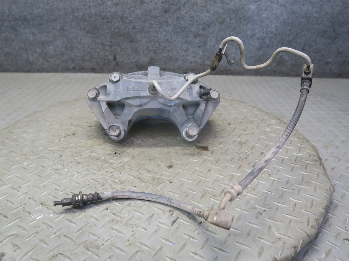 09-12 Nissan Z34 370Z Front Left & Right Sport Brake Caliper Set Akebono OEM