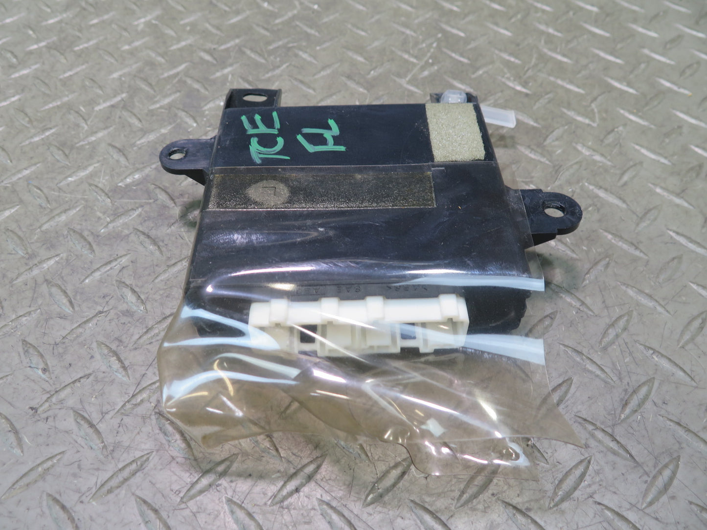 95-97 Toyota Celsior UCF20 RHD Front Left Door Control Module 89223-50030 OEM