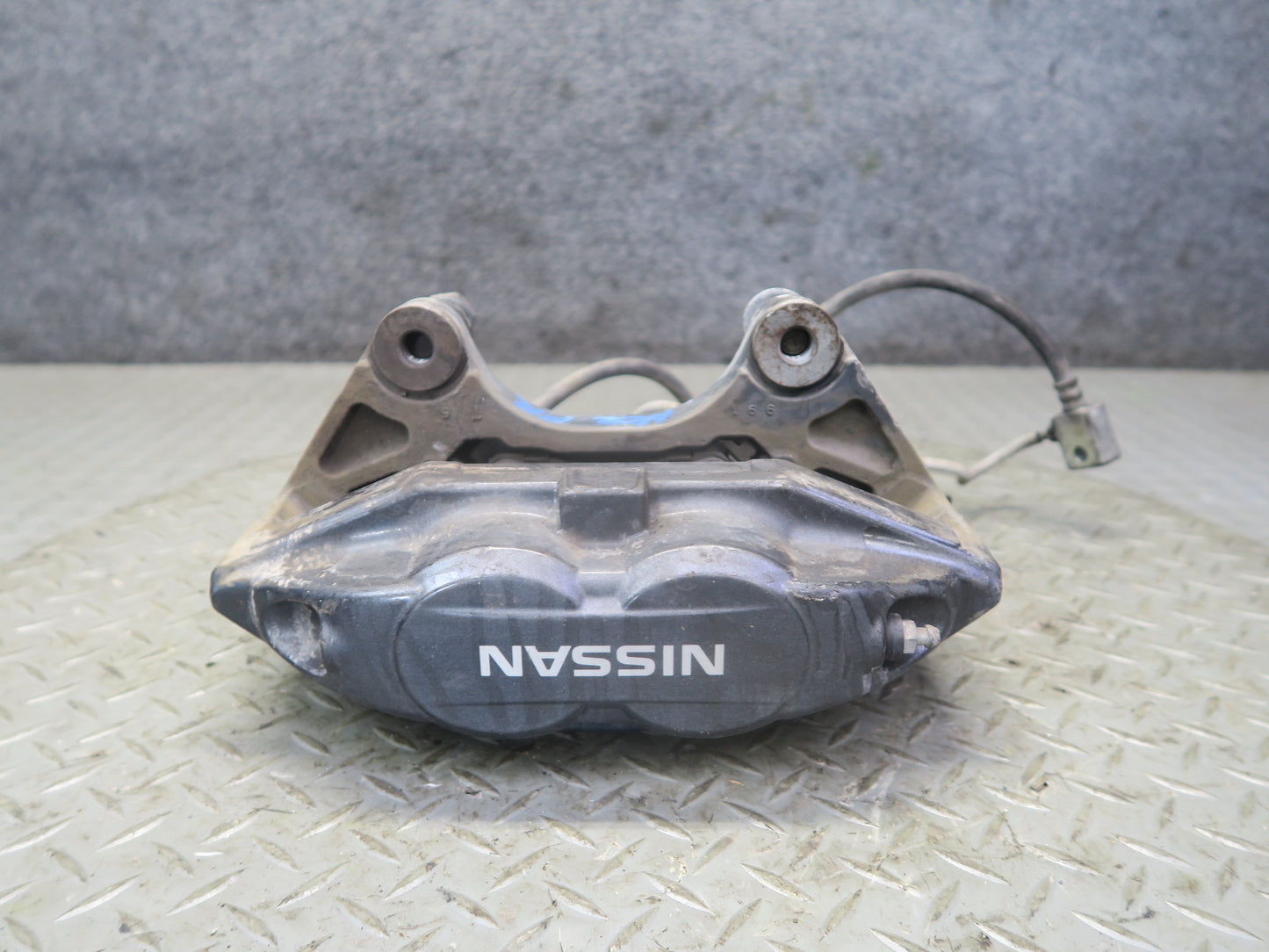 09-12 Nissan Z34 370Z Front Left & Right Sport Brake Caliper Set Akebono OEM