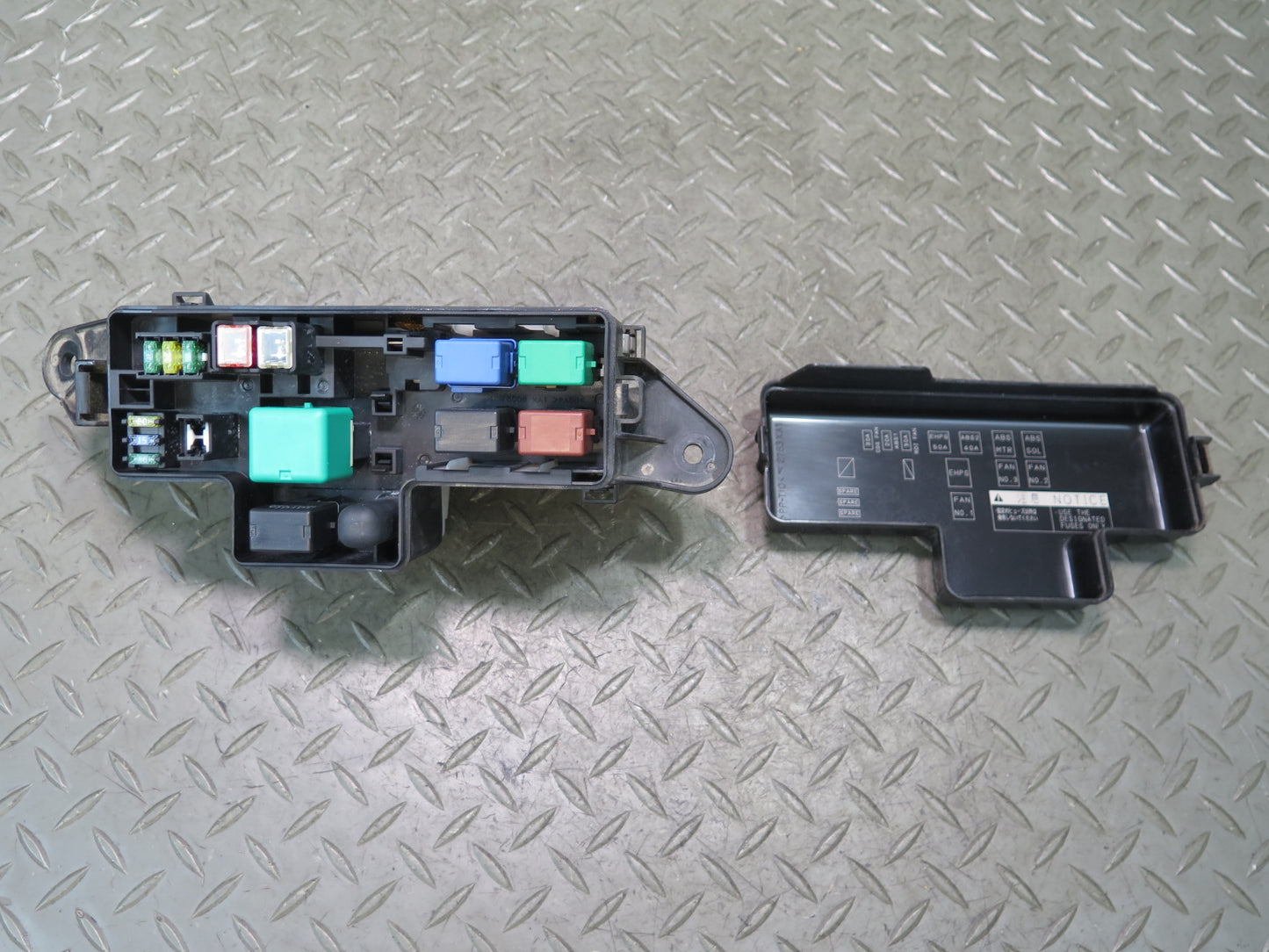 00-05 Toyota MR2 Spyder Front Left Luggage Compartment Fuse Relay Box OEM
