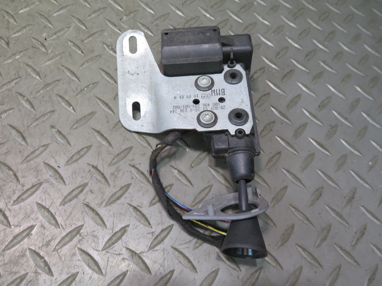 01-06 BMW E46 M3 Rear Left & Right Quarter Window Regulator Motor Bracket Set