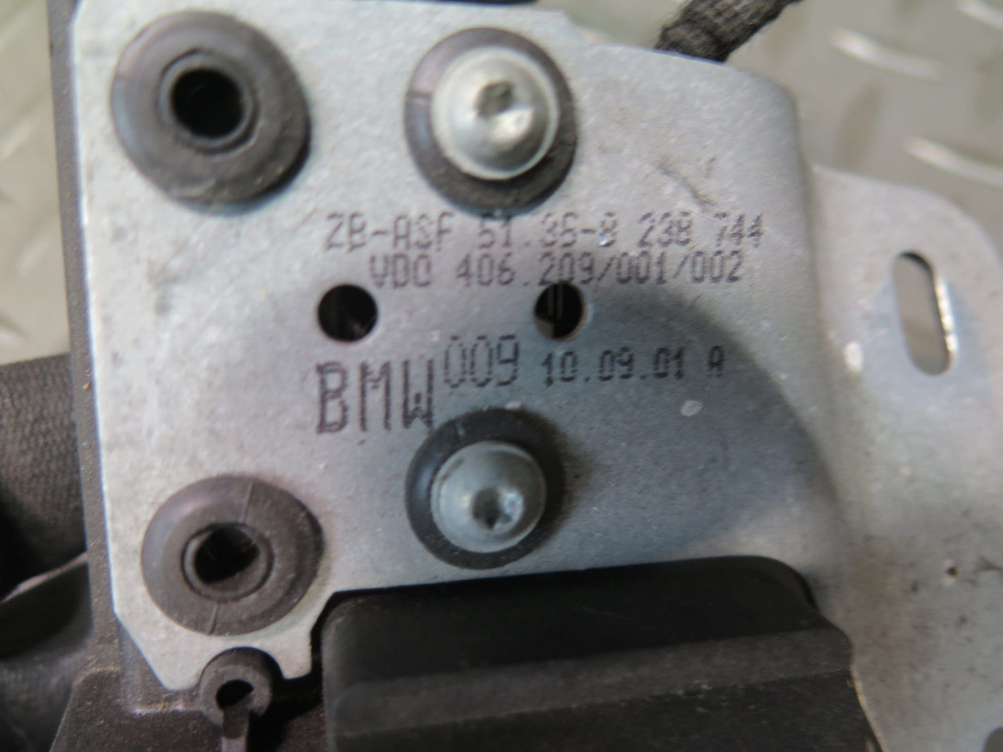 01-06 BMW E46 M3 Rear Left & Right Quarter Window Regulator Motor Bracket Set