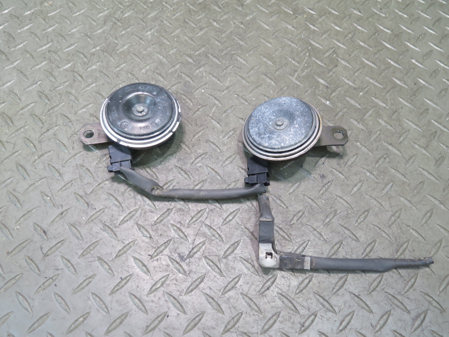 00-05 Toyota MR2 Spyder ZZW30L High & Low Tone Note Pitch Horn Signal Set OEM
