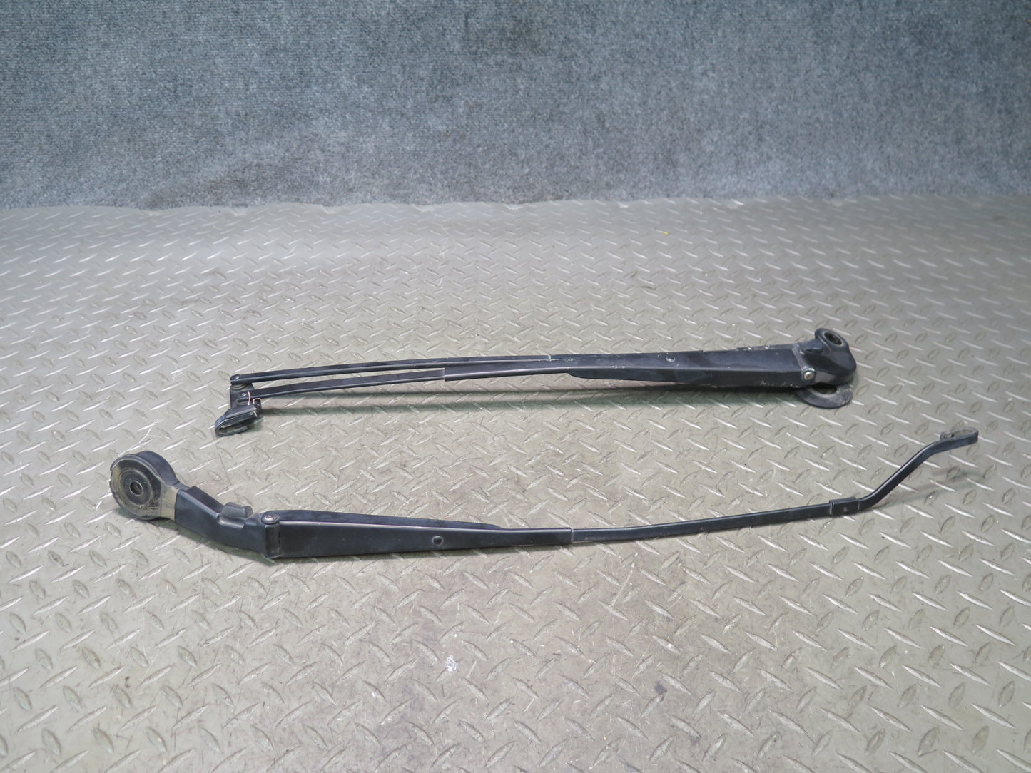 95-00 Toyota Celsior UCF20 RHD Front Left & Right Windshield Wiper Arm Set OEM