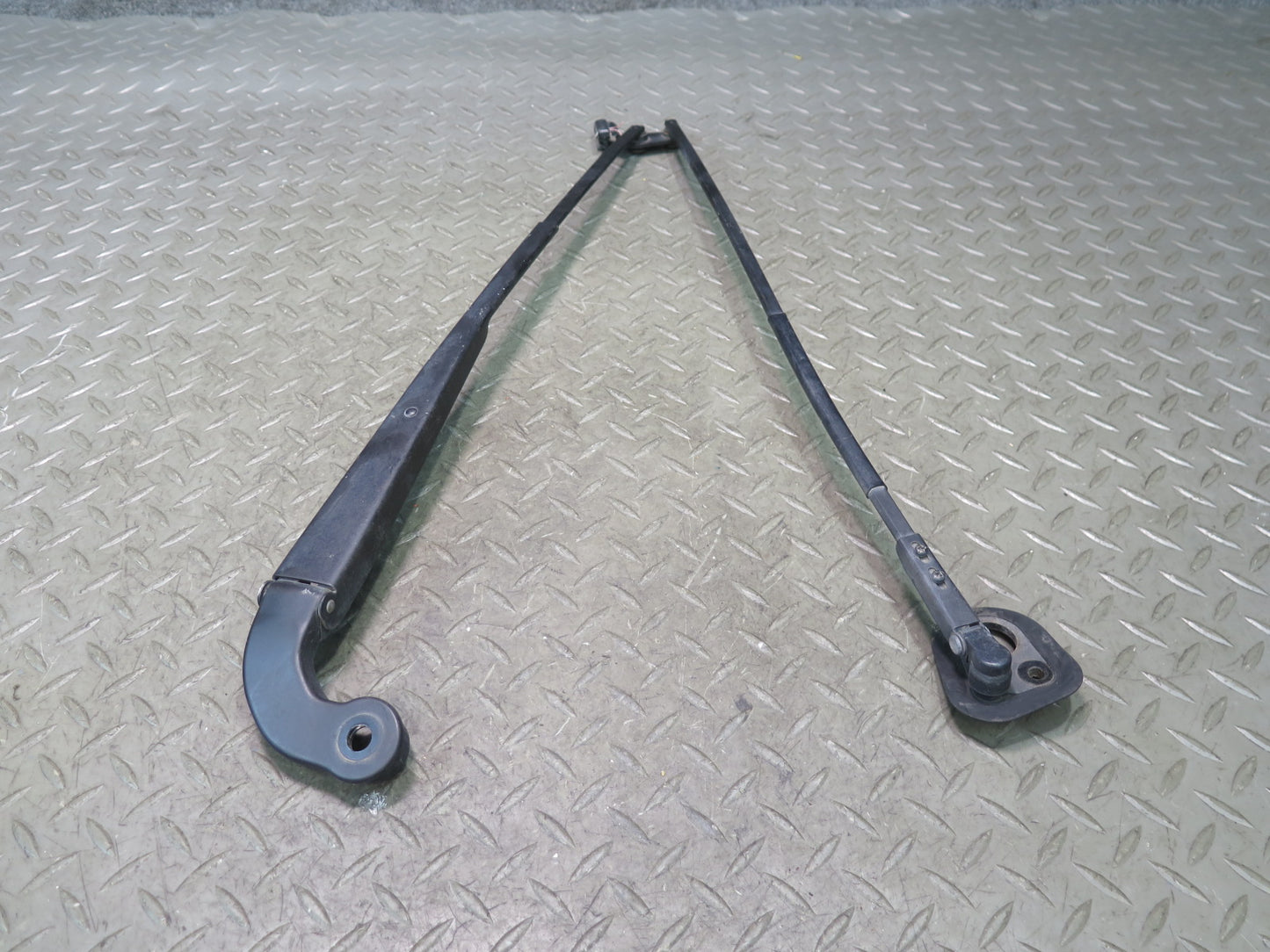 95-00 Toyota Celsior UCF20 RHD Front Left & Right Windshield Wiper Arm Set OEM