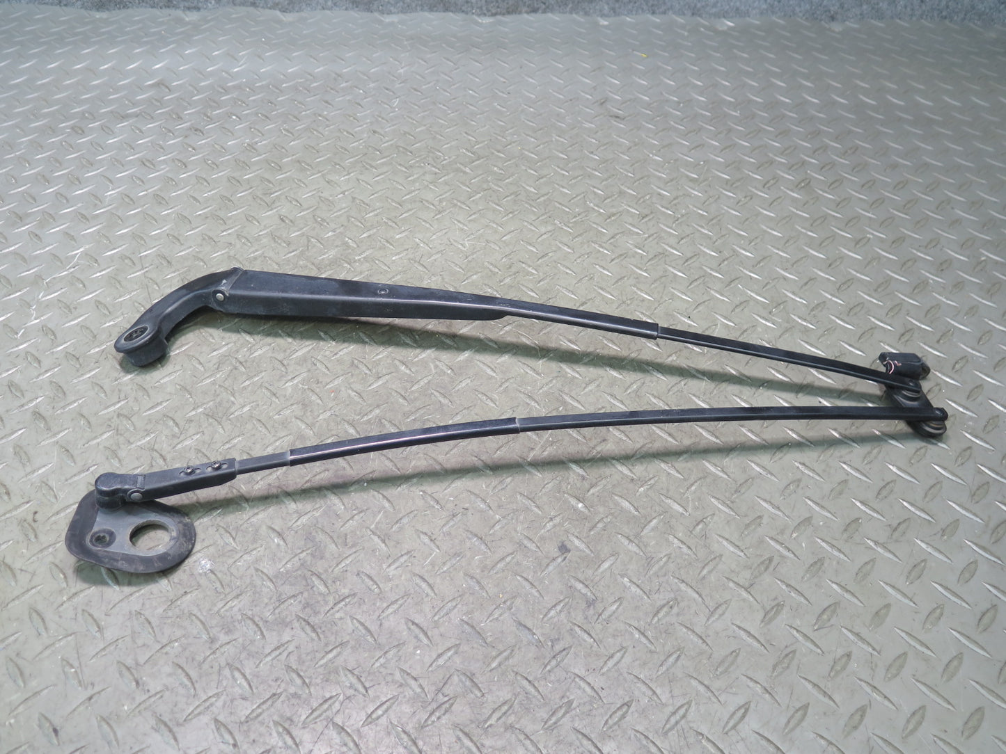 95-00 Toyota Celsior UCF20 RHD Front Left & Right Windshield Wiper Arm Set OEM