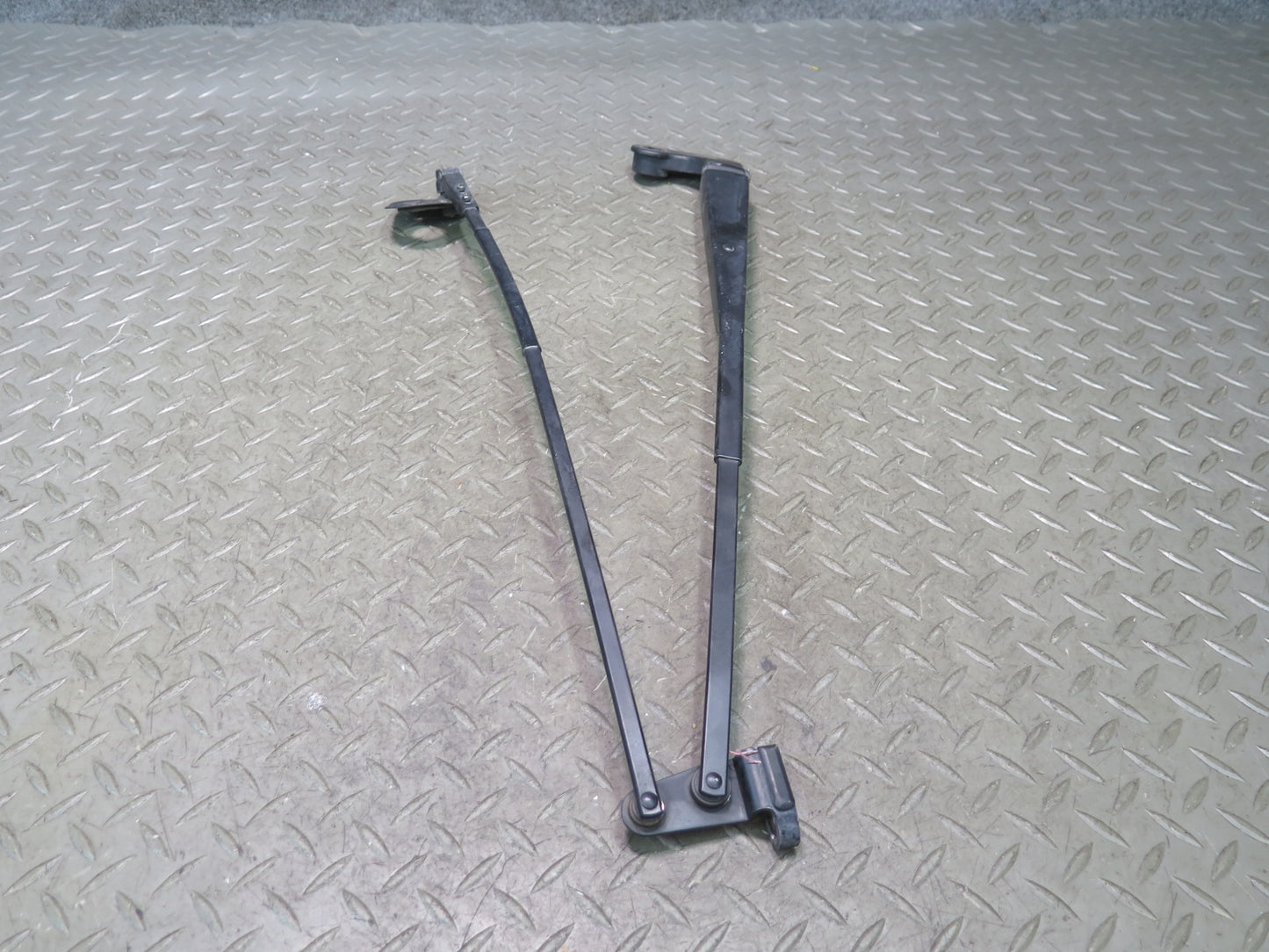 95-00 Toyota Celsior UCF20 RHD Front Left & Right Windshield Wiper Arm Set OEM