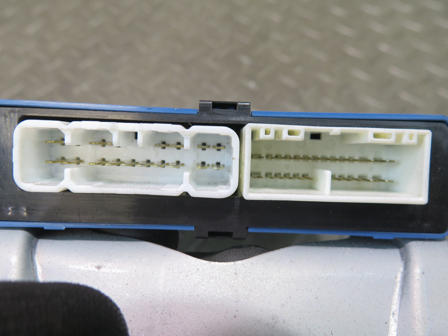 00-05 Toyota MR2 Spyder ZZW30L Multiplex Body Control Module 89221-17020 OEM