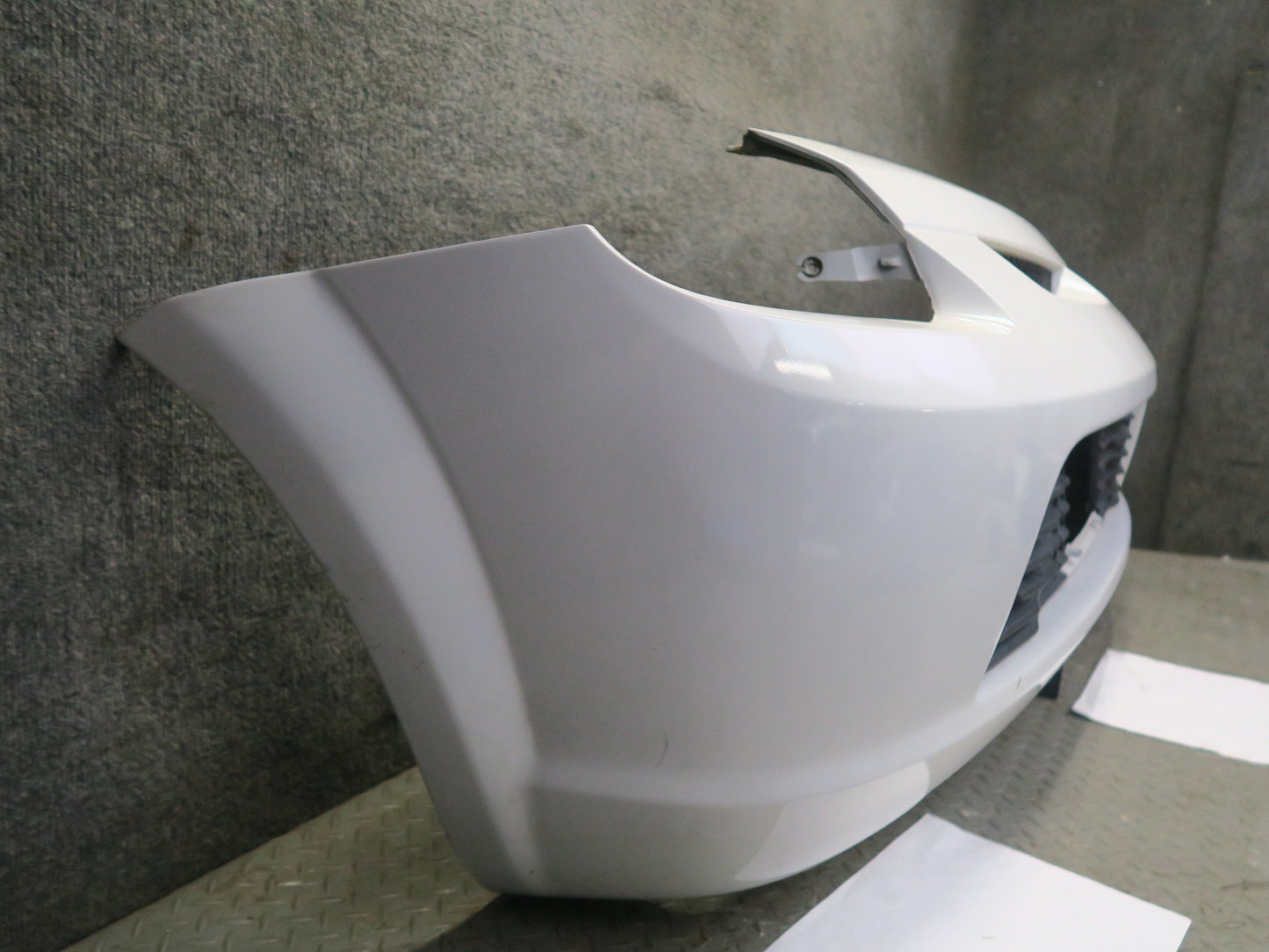 00-02 Toyota MR2 Spyder ZZW30L Rear Bumper Cover Super White OEM