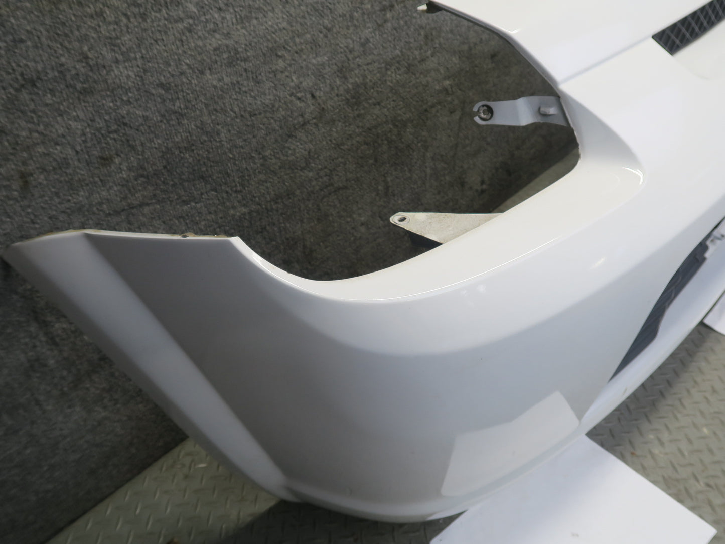 00-02 Toyota MR2 Spyder ZZW30L Rear Bumper Cover Super White OEM