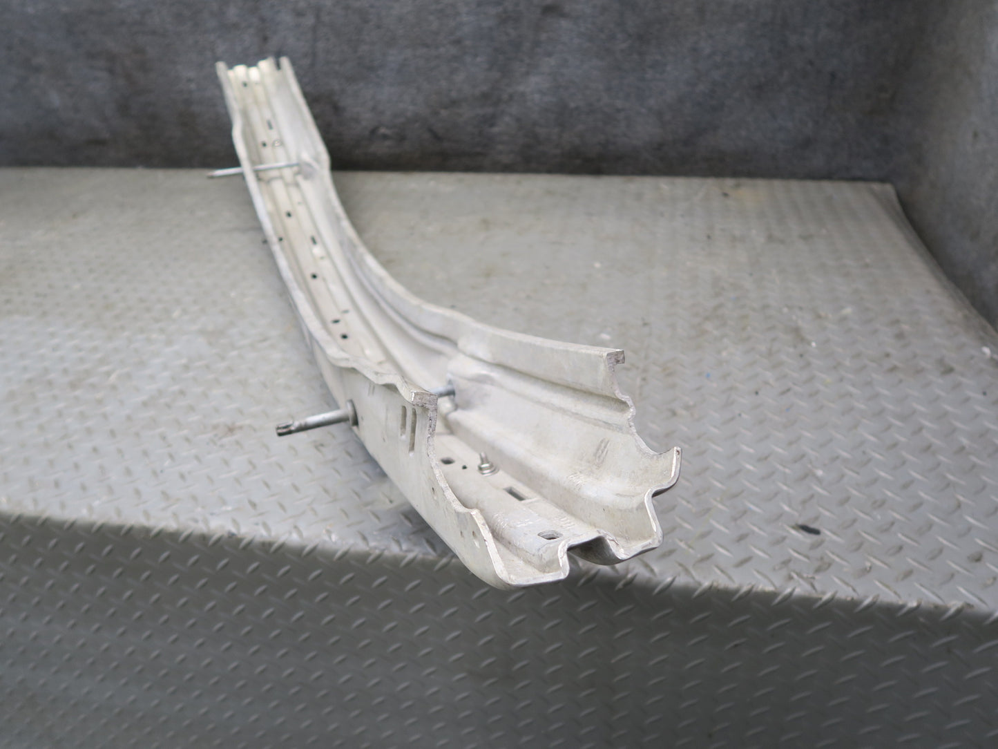 2001-2006 BMW E46 3-SERIES Front Bumper Impact Renforcement Bar 8195300