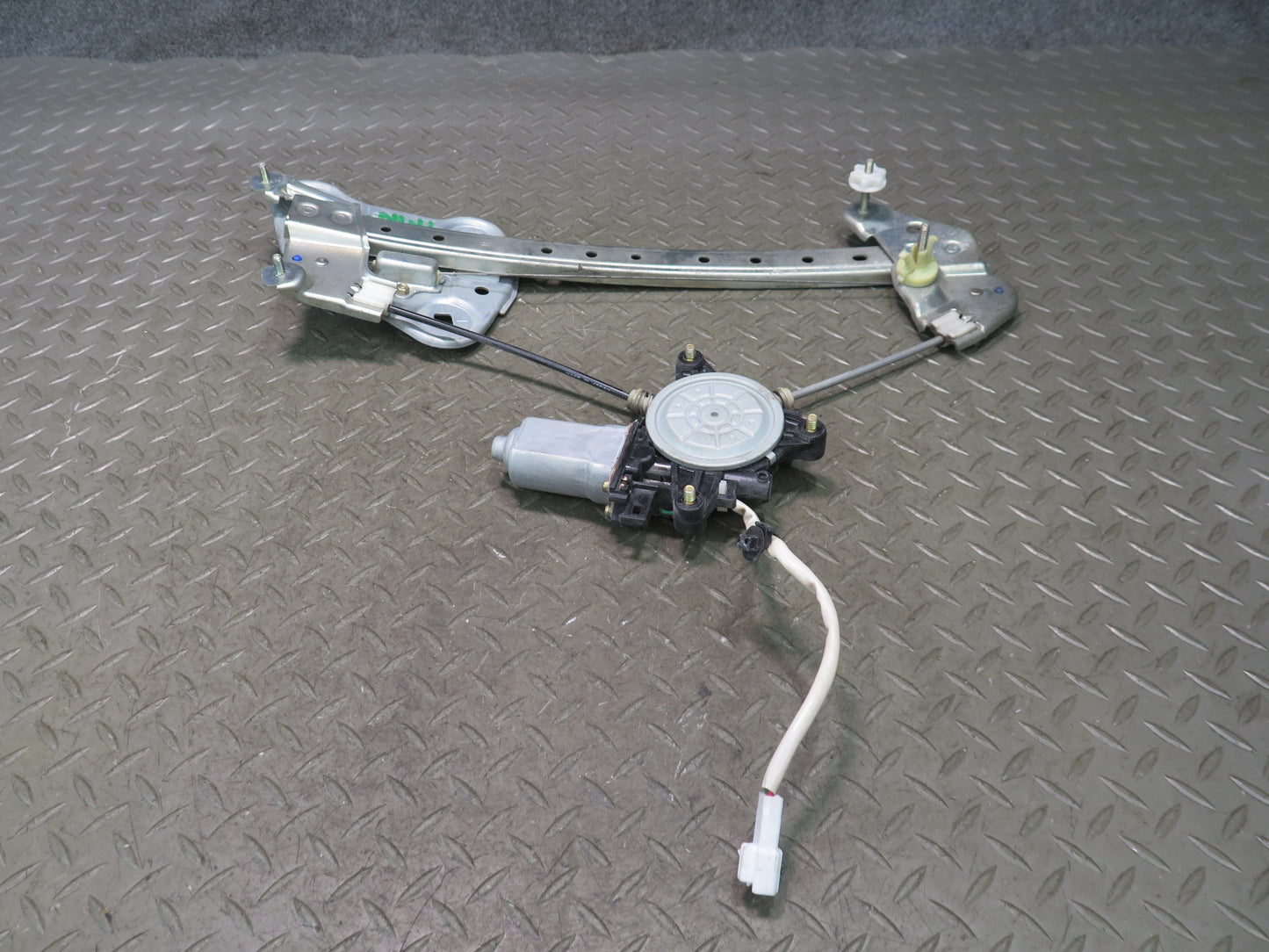 00-05 Toyota MR2 Spyder ZZW30L Right Door Window Regulator w Motor OEM