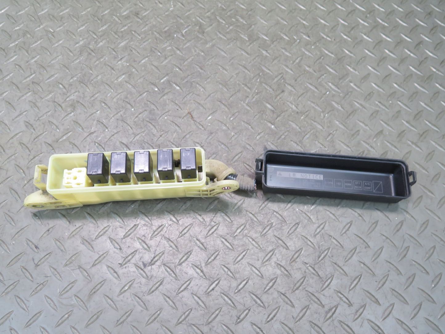 00-05 Toyota MR2 Spyder Interior Fuse Relay Box Module OEM