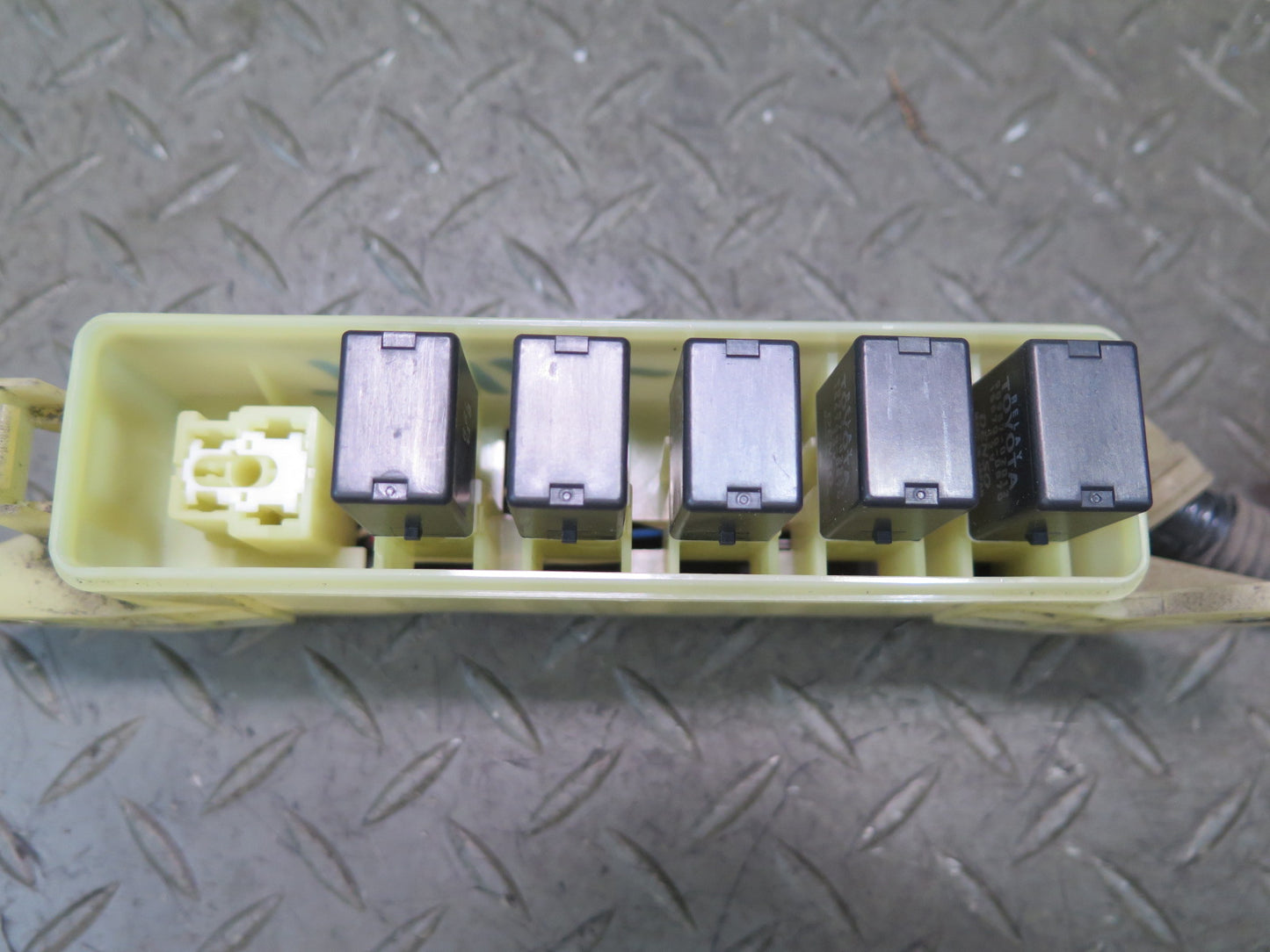 00-05 Toyota MR2 Spyder Interior Fuse Relay Box Module OEM