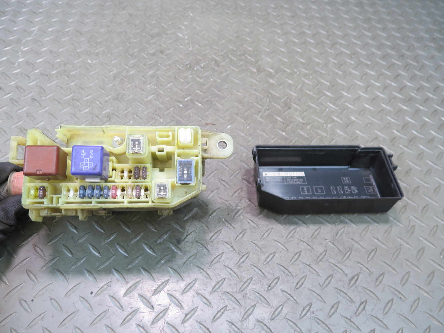 00-02 Toyota MR2 Spyder ZZW30L Engine Bay Main Fuse Relay Box Module OEM