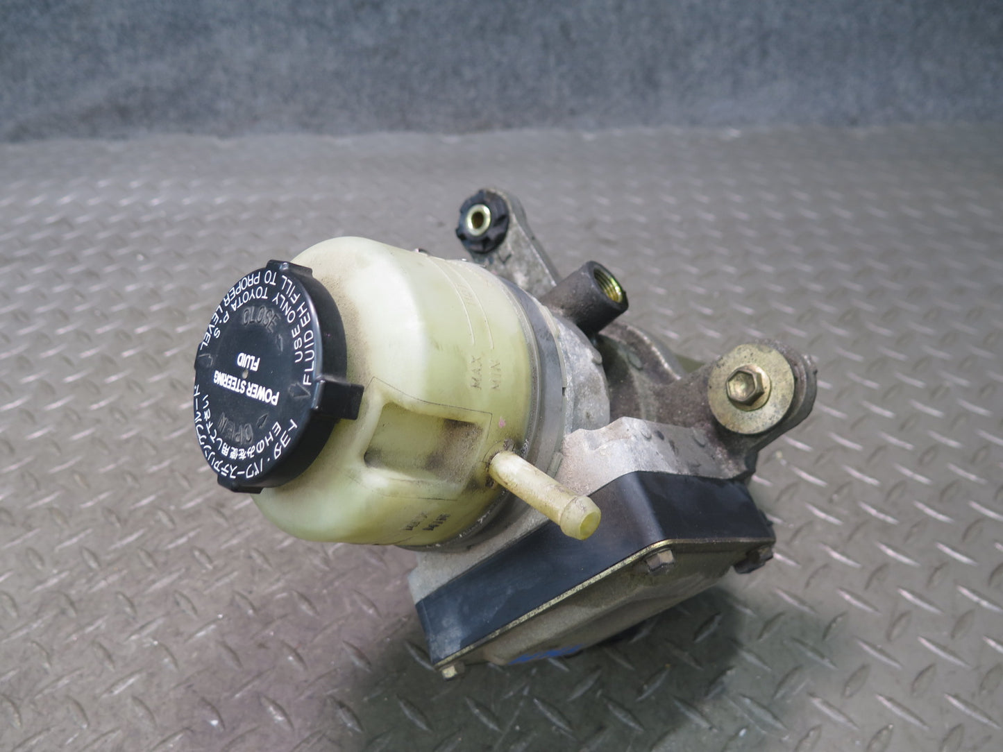 00-05 Toyota MR2 Spyder ZZW30L Power Steering Pump 89657-17010 OEM