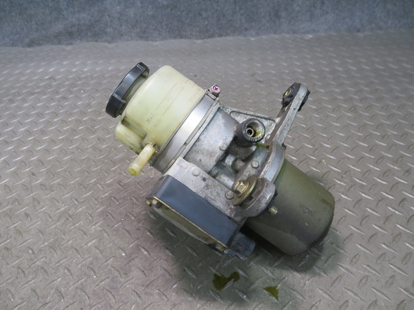 00-05 Toyota MR2 Spyder ZZW30L Power Steering Pump 89657-17010 OEM