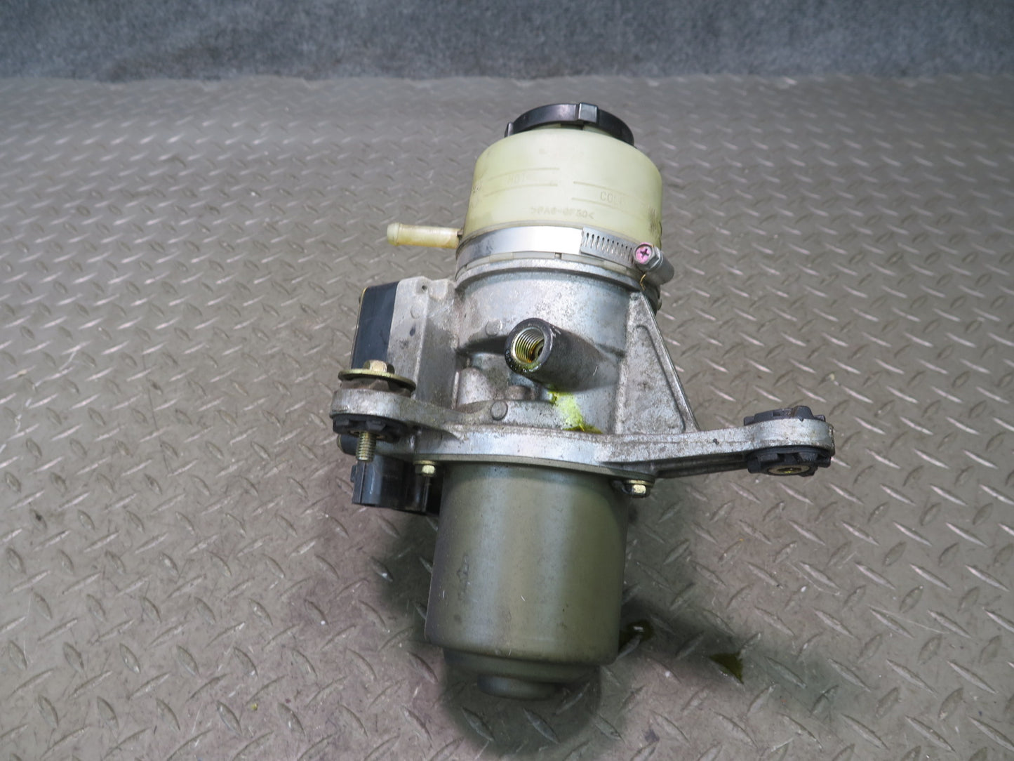 00-05 Toyota MR2 Spyder ZZW30L Power Steering Pump 89657-17010 OEM