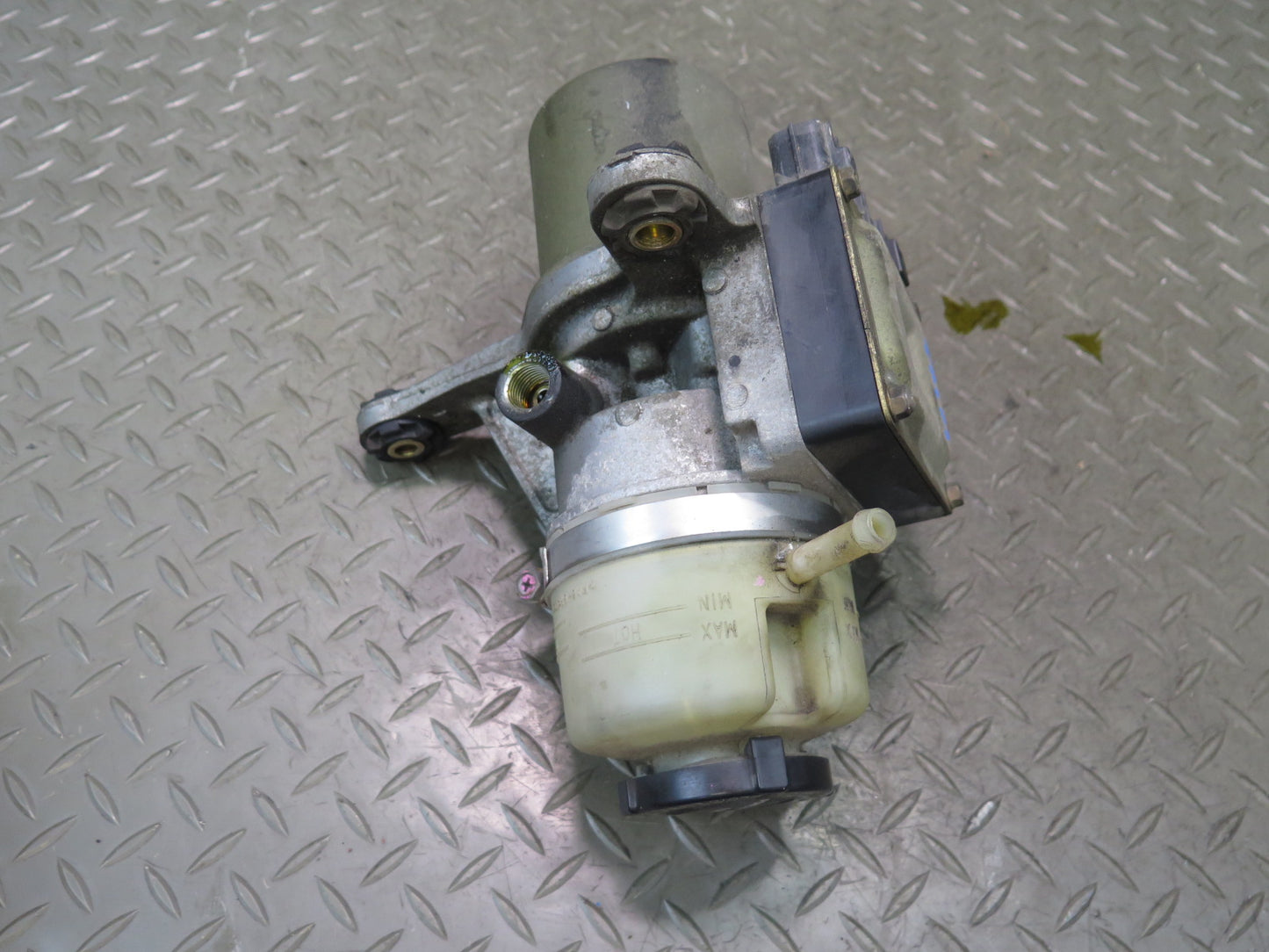 00-05 Toyota MR2 Spyder ZZW30L Power Steering Pump 89657-17010 OEM