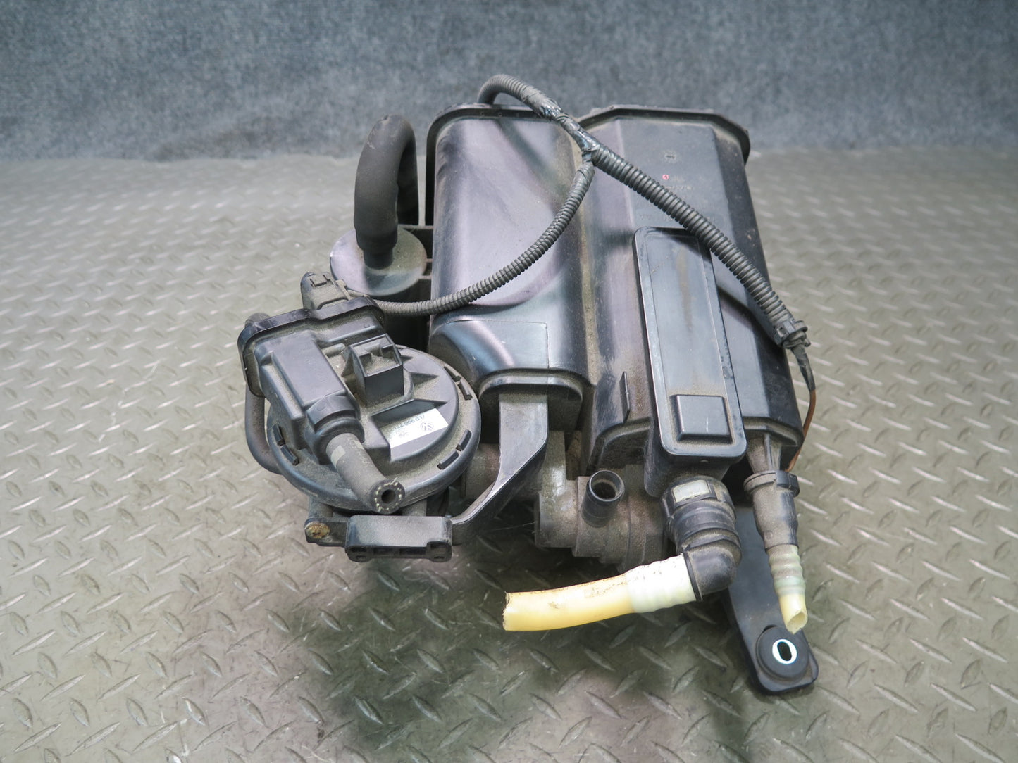 2008-2010 Porsche Cayenne 957 Fuel Evap Vapor Charcoal Canister 7L0201801AA