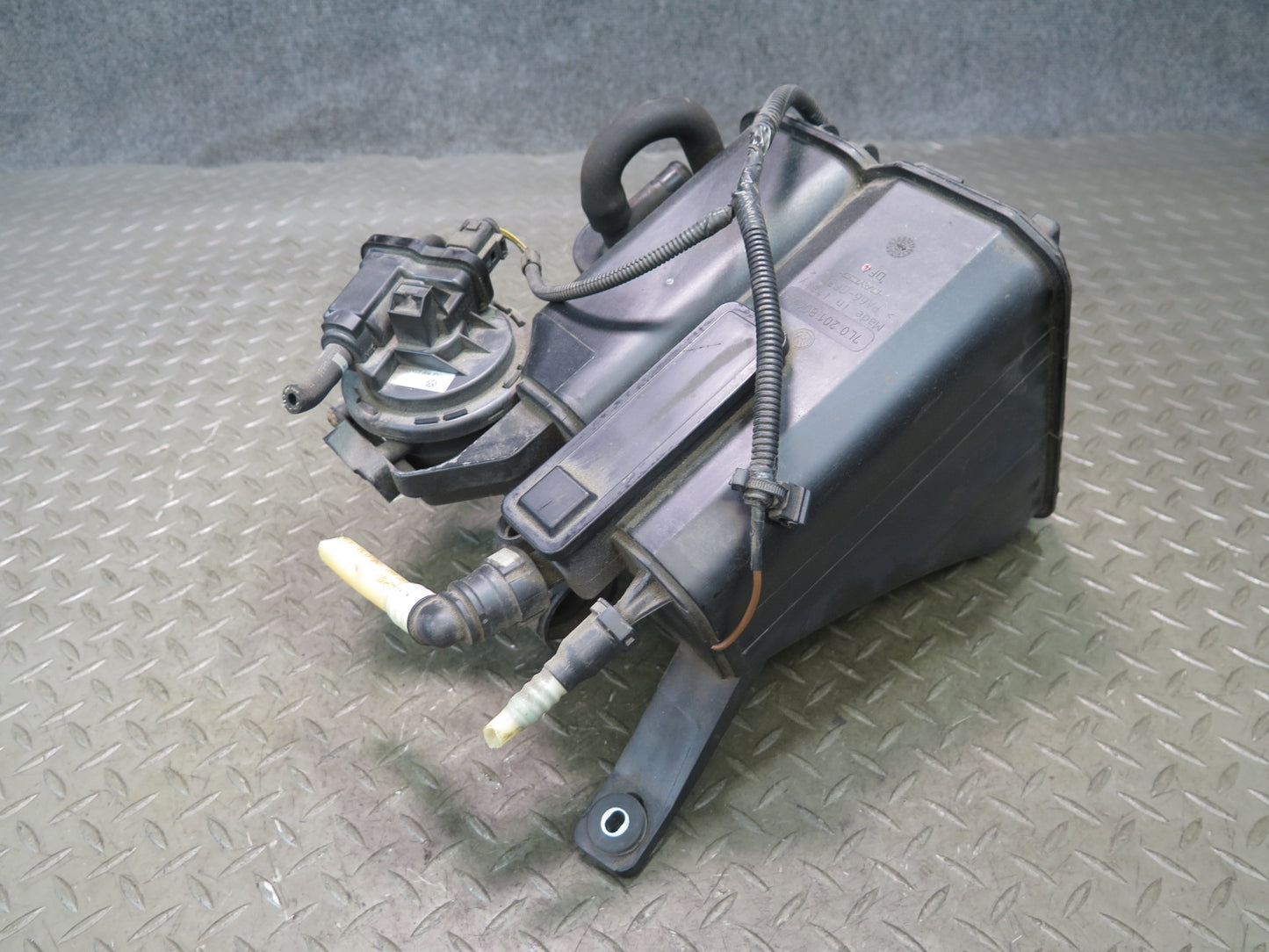 2008-2010 Porsche Cayenne 957 Fuel Evap Vapor Charcoal Canister 7L0201801AA