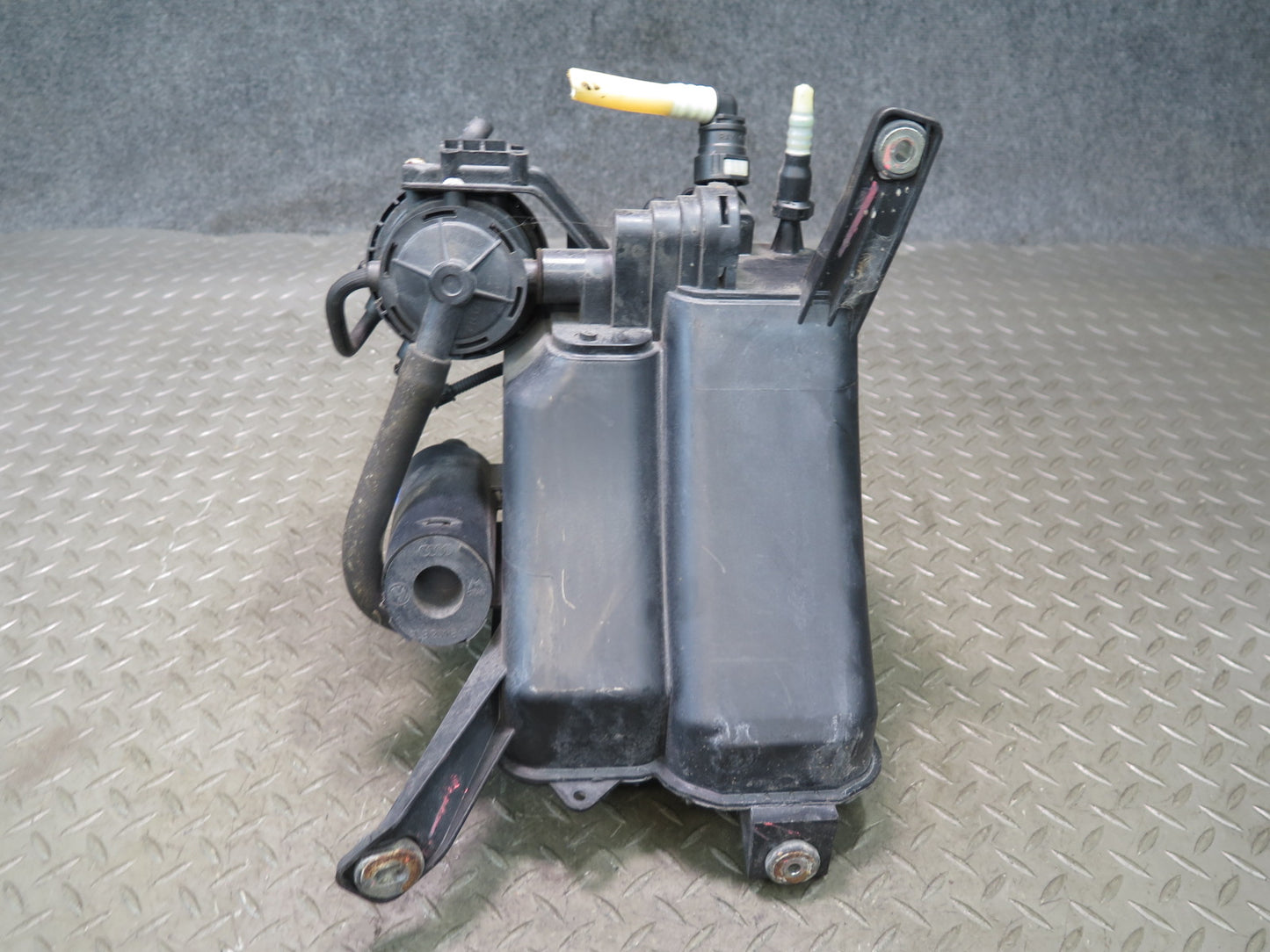 2008-2010 Porsche Cayenne 957 Fuel Evap Vapor Charcoal Canister 7L0201801AA