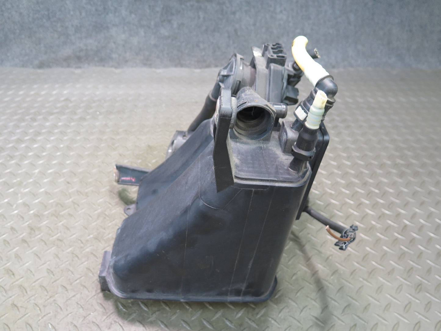 2008-2010 Porsche Cayenne 957 Fuel Evap Vapor Charcoal Canister 7L0201801AA