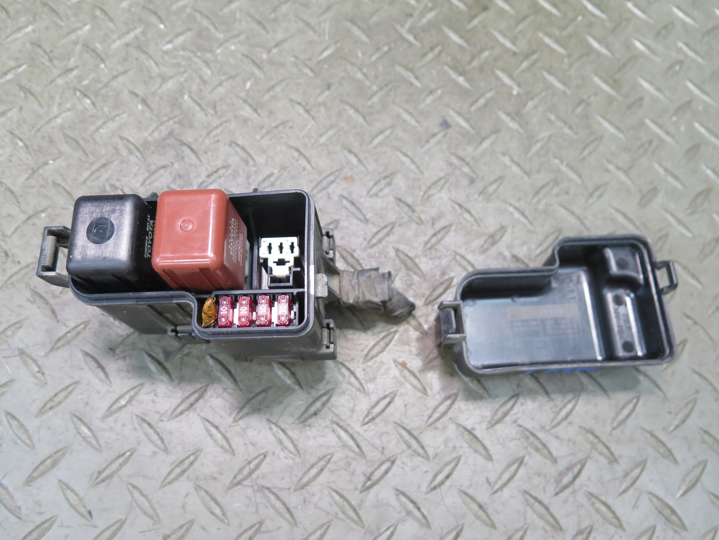 00-05 Toyota MR2 Spyder Front Right Luggage Compartment DRL Fuse Relay Box OEM