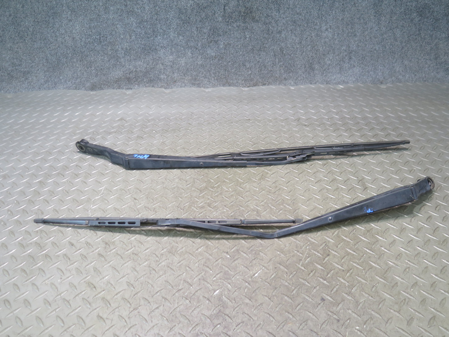 00-05 Toyota MR2 Spyder ZZW30L Set of 2 Front Left & Right Wiper Arm OEM