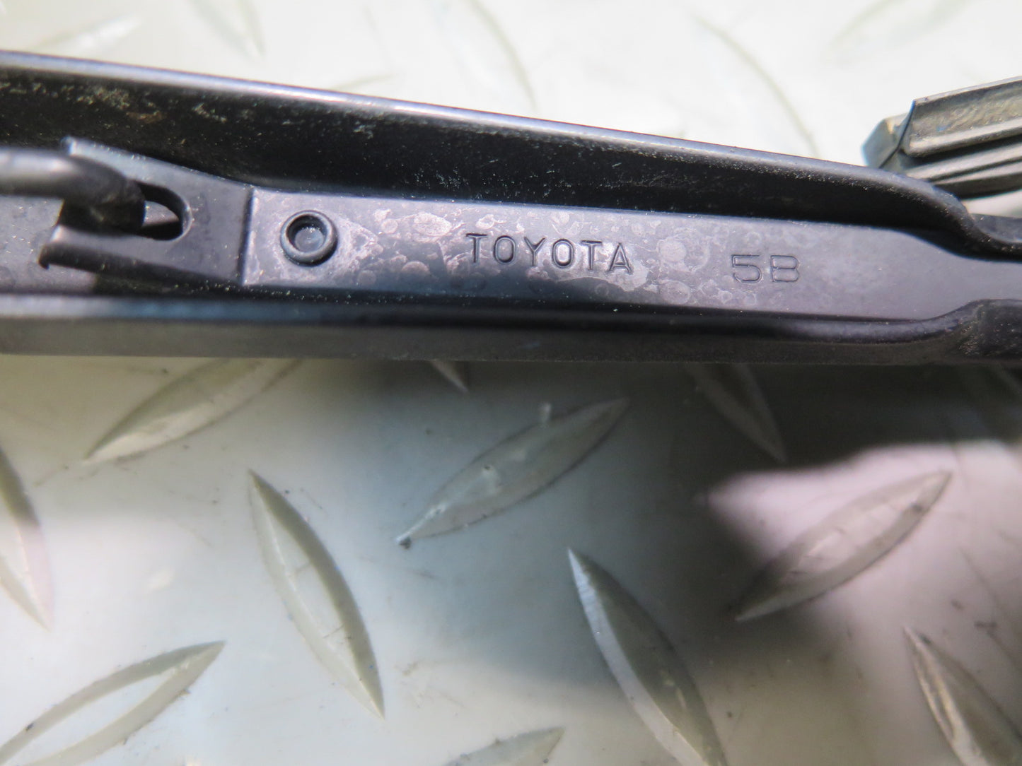 00-05 Toyota MR2 Spyder ZZW30L Set of 2 Front Left & Right Wiper Arm OEM