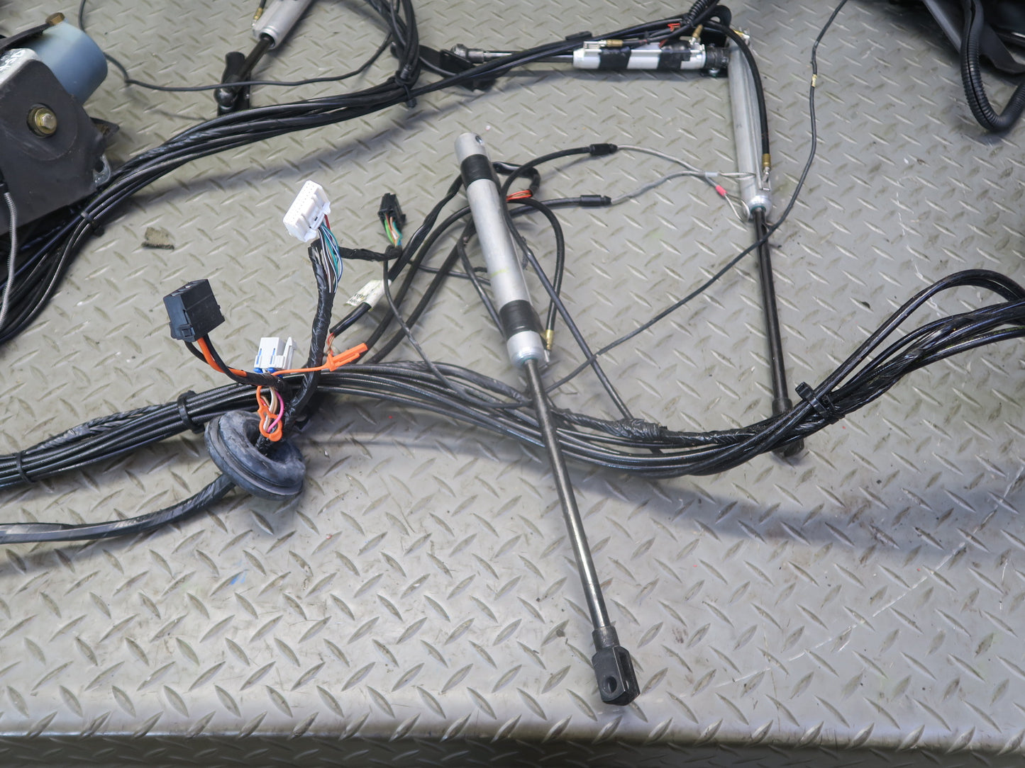 03-06 Chevrolet SSR Convertible TOP Pump w Hydraulic Lines Cylinders Set OEM