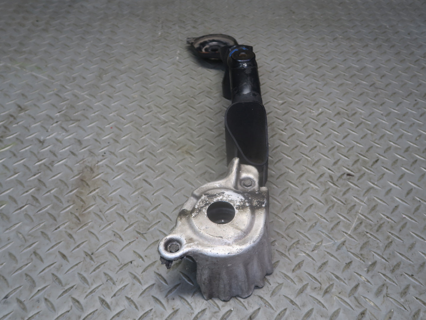 2001-2006 BMW E46 M3 Rear Axle Differential Carrier Crossmember Support Bracket