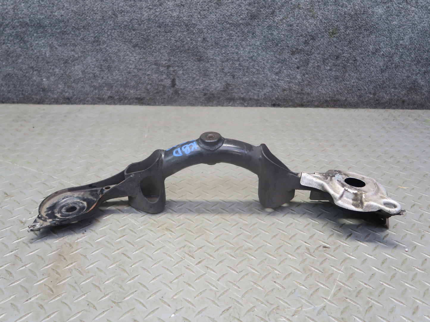 2001-2006 BMW E46 M3 Rear Axle Differential Carrier Crossmember Support Bracket