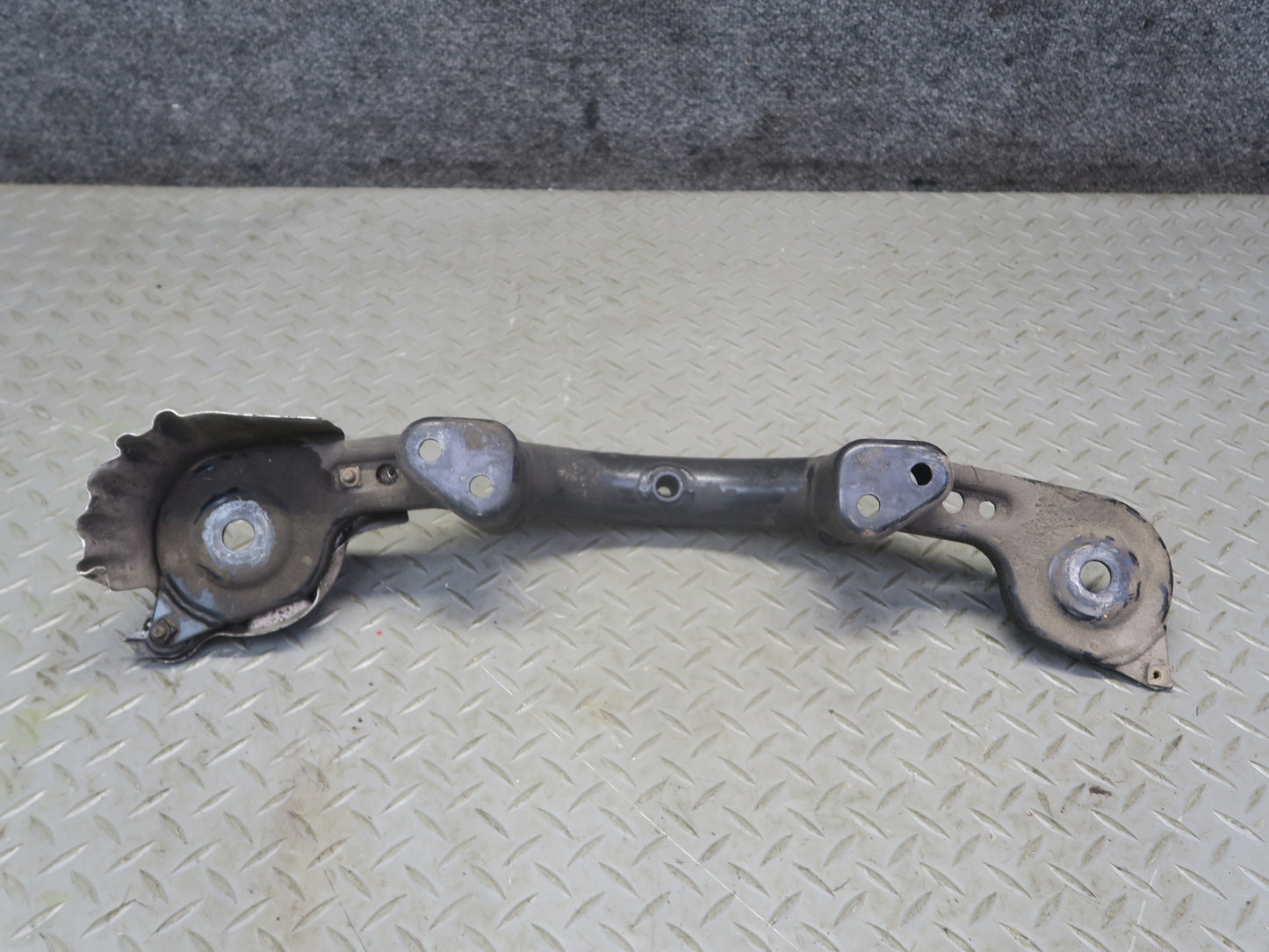 2001-2006 BMW E46 M3 Rear Axle Differential Carrier Crossmember Support Bracket