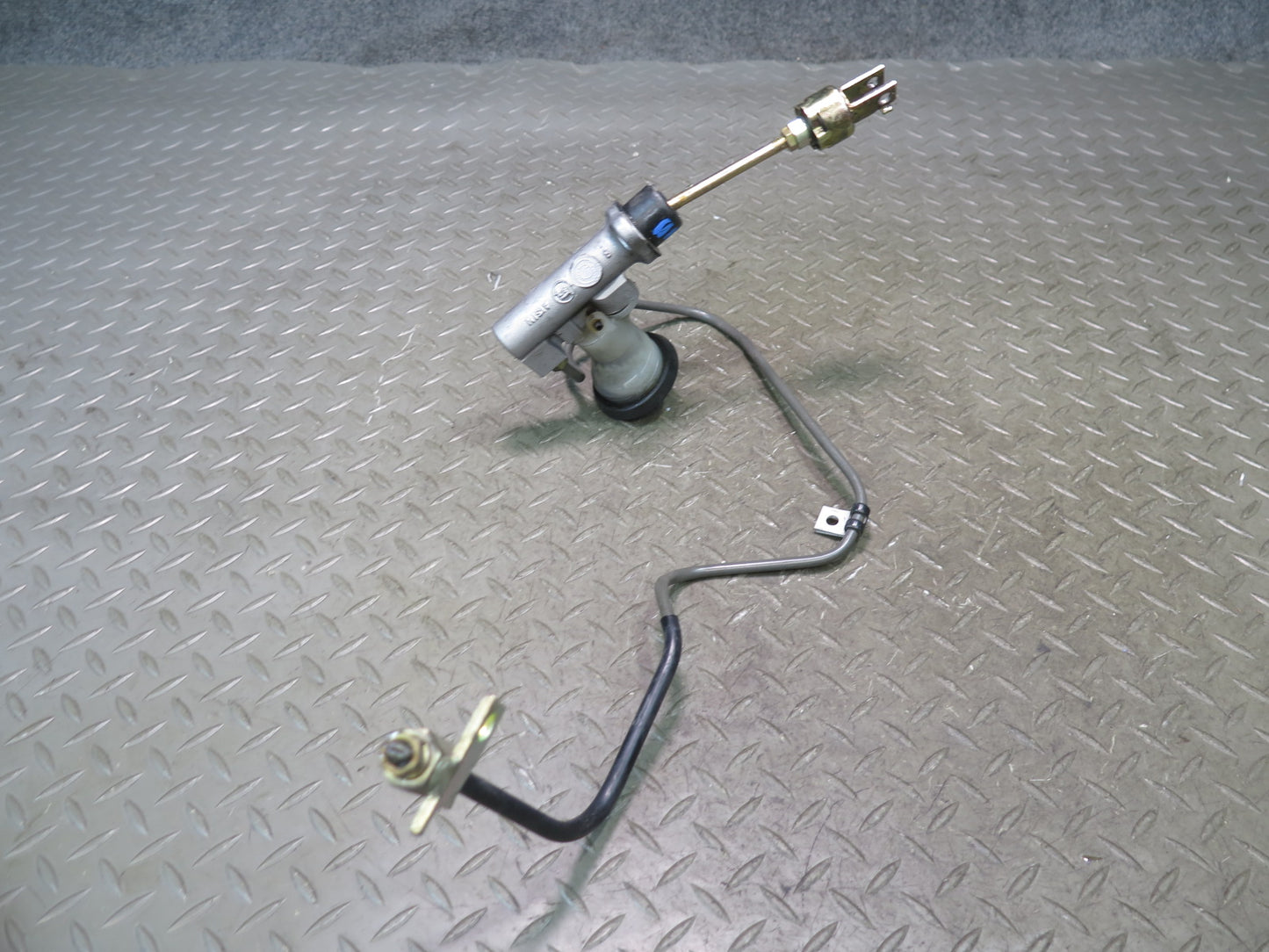 00-05 Toyota MR2 Spyder ZZW30L Clutch Master Cylinder OEM