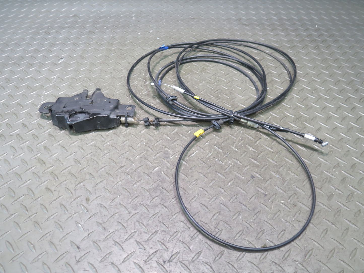 00-05 Toyota MR2 Spyder ZZW30L Rear Trunk Engine Lock Latch w Cable Assembly OEM