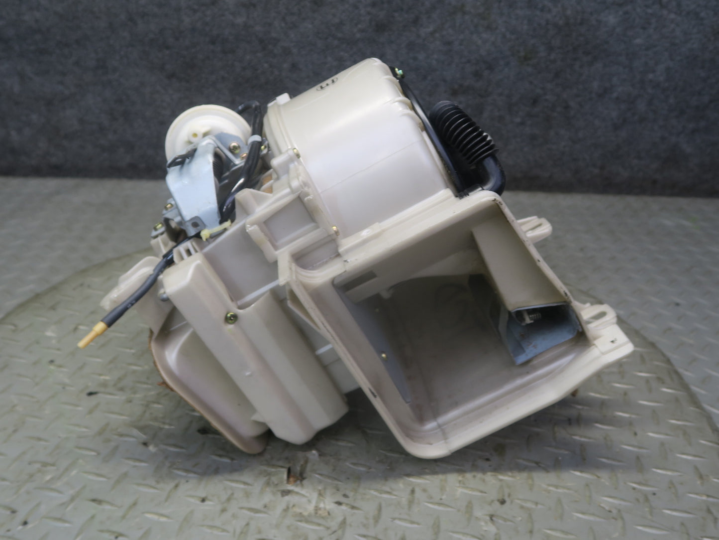 84-86 Toyota Cressida MX73 Hvac A/C Heater Blower Motor Fan & Housing Box OEM